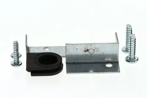 Montagematerial von Bosch mit einem Stück Metallblech und einem Gummiteil, ergänzt durch mehrere Schrauben für die Befestigung.